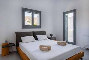 Parikia s Crossroad 3 Bedroom House