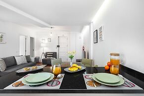 Central City Serenity: Entrecampos Terrace Haven