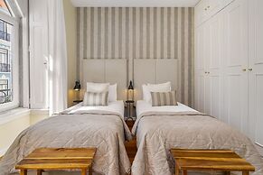 Luxury Lisbon Penthouse: Designer Decor & Epic Views