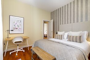 Luxury Lisbon Penthouse: Designer Decor & Epic Views