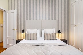 Luxury Lisbon Penthouse: Designer Decor & Epic Views