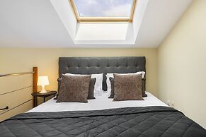 Luxury Lisbon Penthouse: Designer Decor & Epic Views