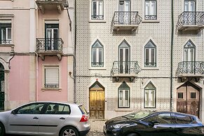 Luxury Lisbon Penthouse: Designer Decor & Epic Views