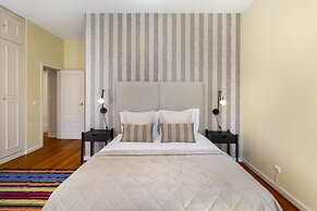 Luxury Lisbon Penthouse: Designer Decor & Epic Views