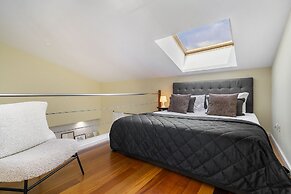 Luxury Lisbon Penthouse: Designer Decor & Epic Views