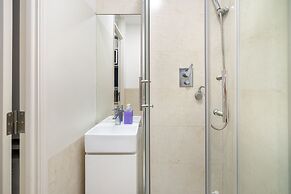 Central Minimalist 1-Bed Great To Explore Lisbon