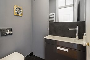 Central 1-Bed W/ River Views Great For D Nomads & R Workers