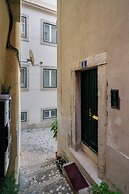 Beco Patacas Perfect Location To Explore Lisbon
