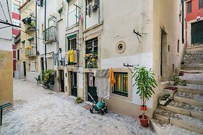 Beco Patacas Perfect Location To Explore Lisbon