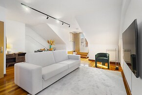 Charming Urban Retreat With Skyline Views