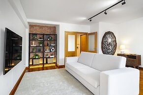 Charming Urban Retreat With Skyline Views