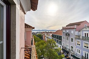 Charming Urban Retreat With Skyline Views