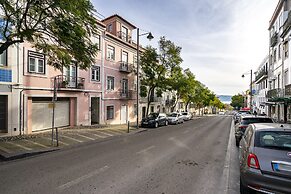 Charming Urban Retreat With Skyline Views