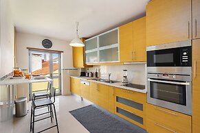 Charming Urban Retreat With Skyline Views