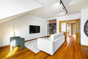 Charming Urban Retreat With Skyline Views