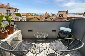 Alfama 2-Bed Minimalist Retreat For Digital Nomads & Remote Workers