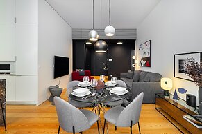 Prime Location Contemporary Luxury Apartment W/ Ac & Elevator