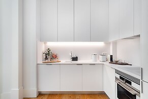 Prime Location Contemporary Luxury Apartment W/ Ac & Elevator