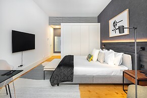 Prime Location Contemporary Luxury Apartment W/ Ac & Elevator