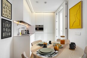 Urban Retreat: Downtown Luxury, Parking, Ac & Elevator