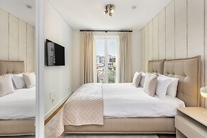 Urban Retreat: Downtown Luxury, Parking, Ac & Elevator