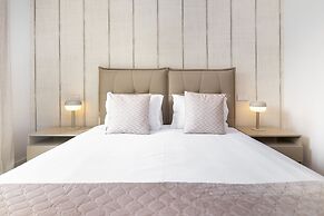 Urban Retreat: Downtown Luxury, Parking, Ac & Elevator