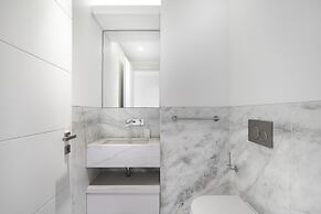 Urban Retreat: Downtown Luxury, Parking, Ac & Elevator