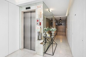 Urban Retreat: Downtown Luxury, Parking, Ac & Elevator