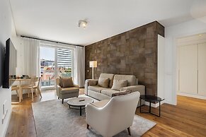 Urban Retreat: Downtown Luxury, Parking, Ac & Elevator