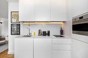 Urban Retreat: Downtown Luxury, Parking, Ac & Elevator