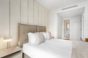 Urban Retreat: Downtown Luxury, Parking, Ac & Elevator