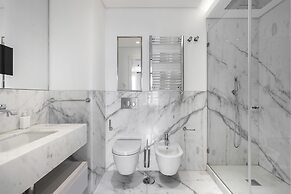 Urban Retreat: Downtown Luxury, Parking, Ac & Elevator