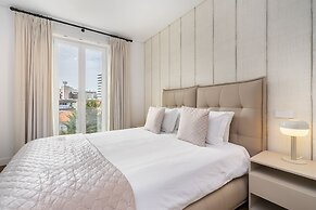 Urban Retreat: Downtown Luxury, Parking, Ac & Elevator