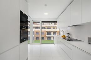 Urban Retreat W/Parking, Elevator & Ac By Benfica Stadium