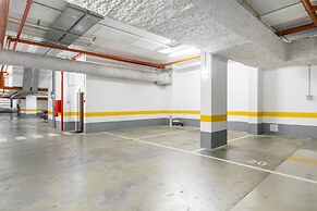 Urban Retreat W/Parking, Elevator & Ac By Benfica Stadium