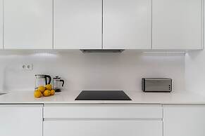 Urban Retreat W/Parking, Elevator & Ac By Benfica Stadium