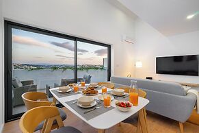 C314 Riverside View Premium Apartment w/ AC & Terrace