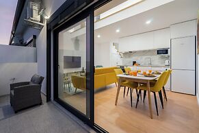 C312 Riverside View Premium Apartment w/ AC & Terrac