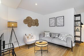 Chic & Stylish Retreat In Estoril'S Finest Location