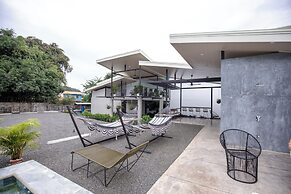 Nomad Living CR
