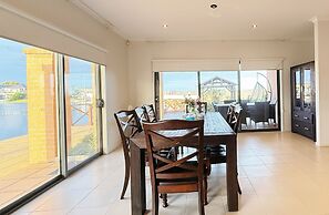 StayAU 5BR Lakefront Escape Point Cook