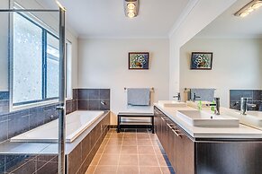 StayAU 5BR Lakefront Escape Point Cook