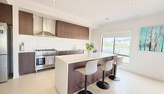 StayAU 5BR Lakefront Escape Point Cook