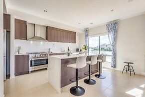 StayAU 5BR Lakefront Escape Point Cook