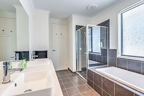 StayAU 5BR Lakefront Escape Point Cook