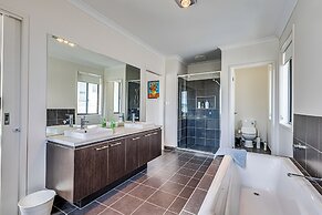 StayAU 5BR Lakefront Escape Point Cook