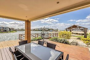 StayAU 5BR Lakefront Escape Point Cook