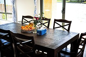 StayAU 5BR Lakefront Escape Point Cook