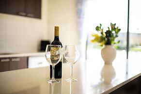 StayAU 5BR Lakefront Escape Point Cook