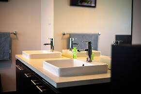 StayAU 5BR Lakefront Escape Point Cook